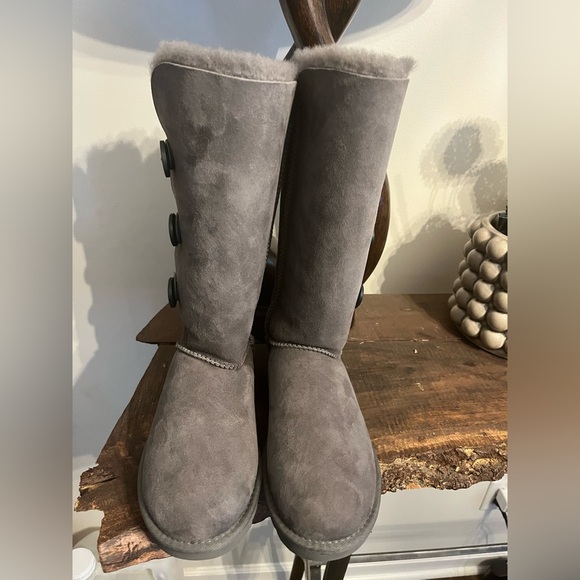 Ugg Gray Suede Women's Bailey Button Triplet Boots NEW Size 8 - Picture 1 of 6